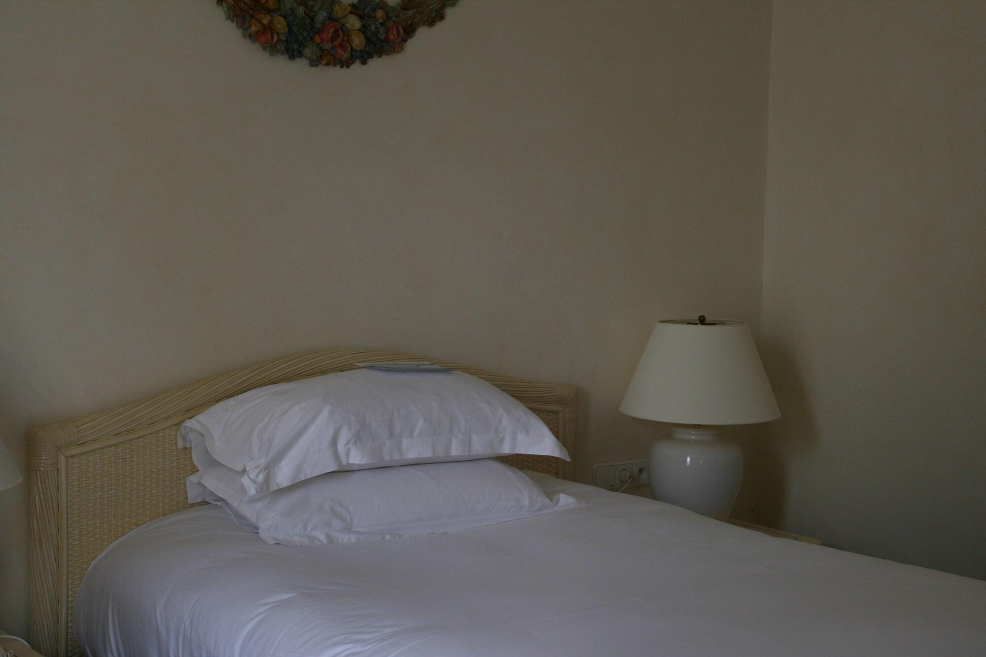 וישי Celestins Spa Thermal & Hotel By Vy Resort מראה חיצוני תמונה A bed with a pillow