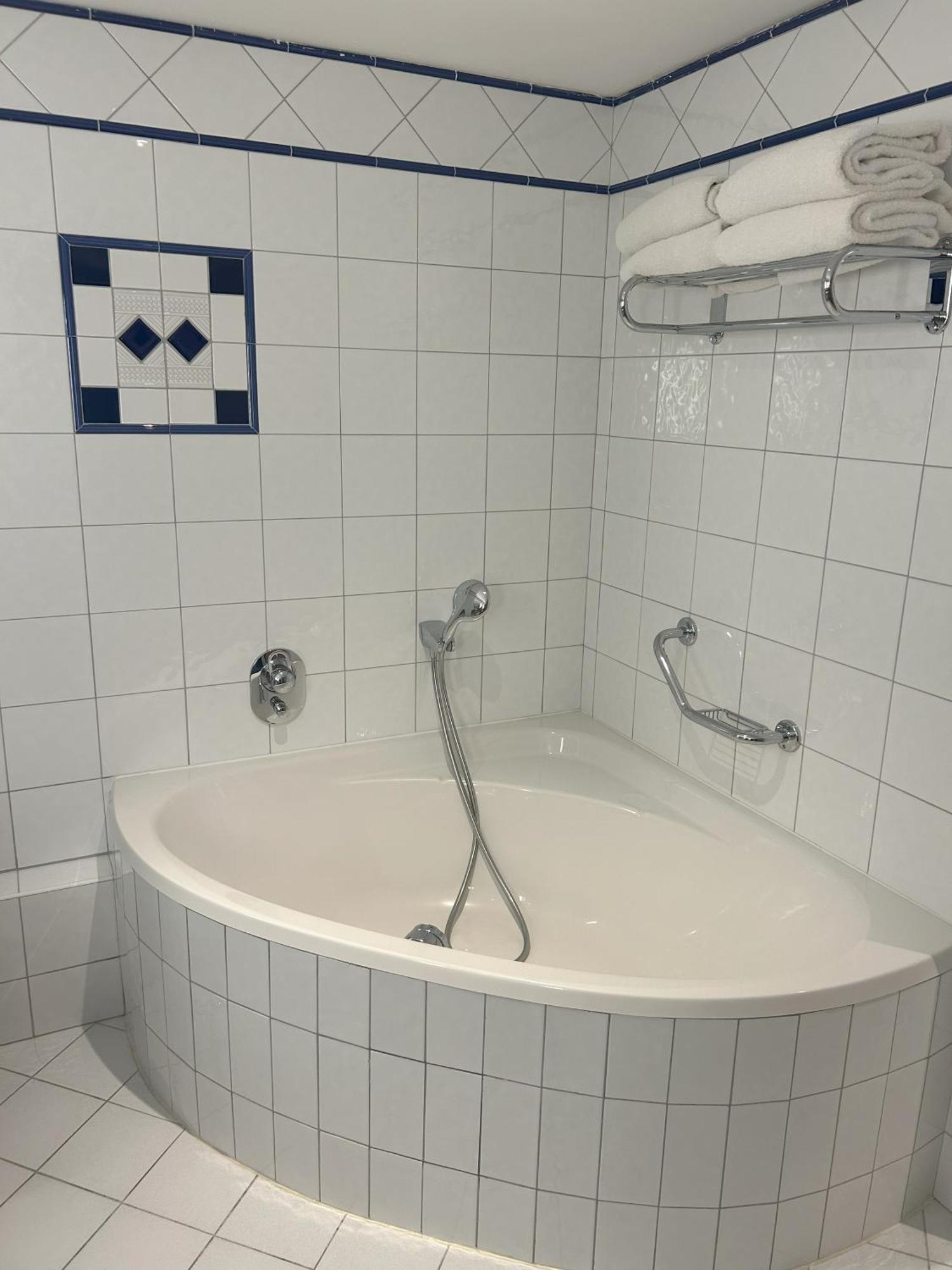 וישי Celestins Spa Thermal & Hotel By Vy Resort מראה חיצוני תמונה A bathtub with a shower attachment