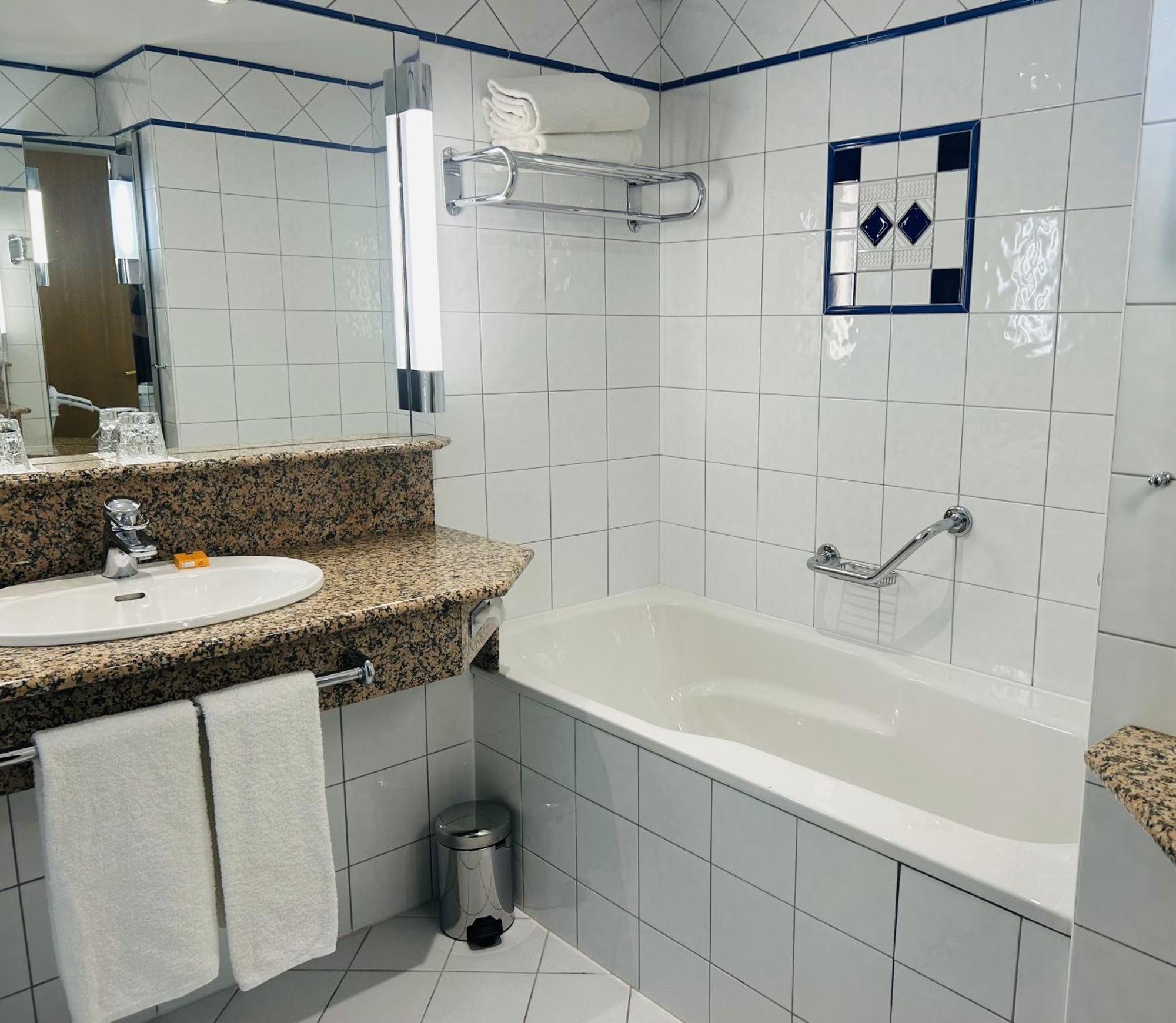 וישי Celestins Spa Thermal & Hotel By Vy Resort מראה חיצוני תמונה Bathroom with bathtub