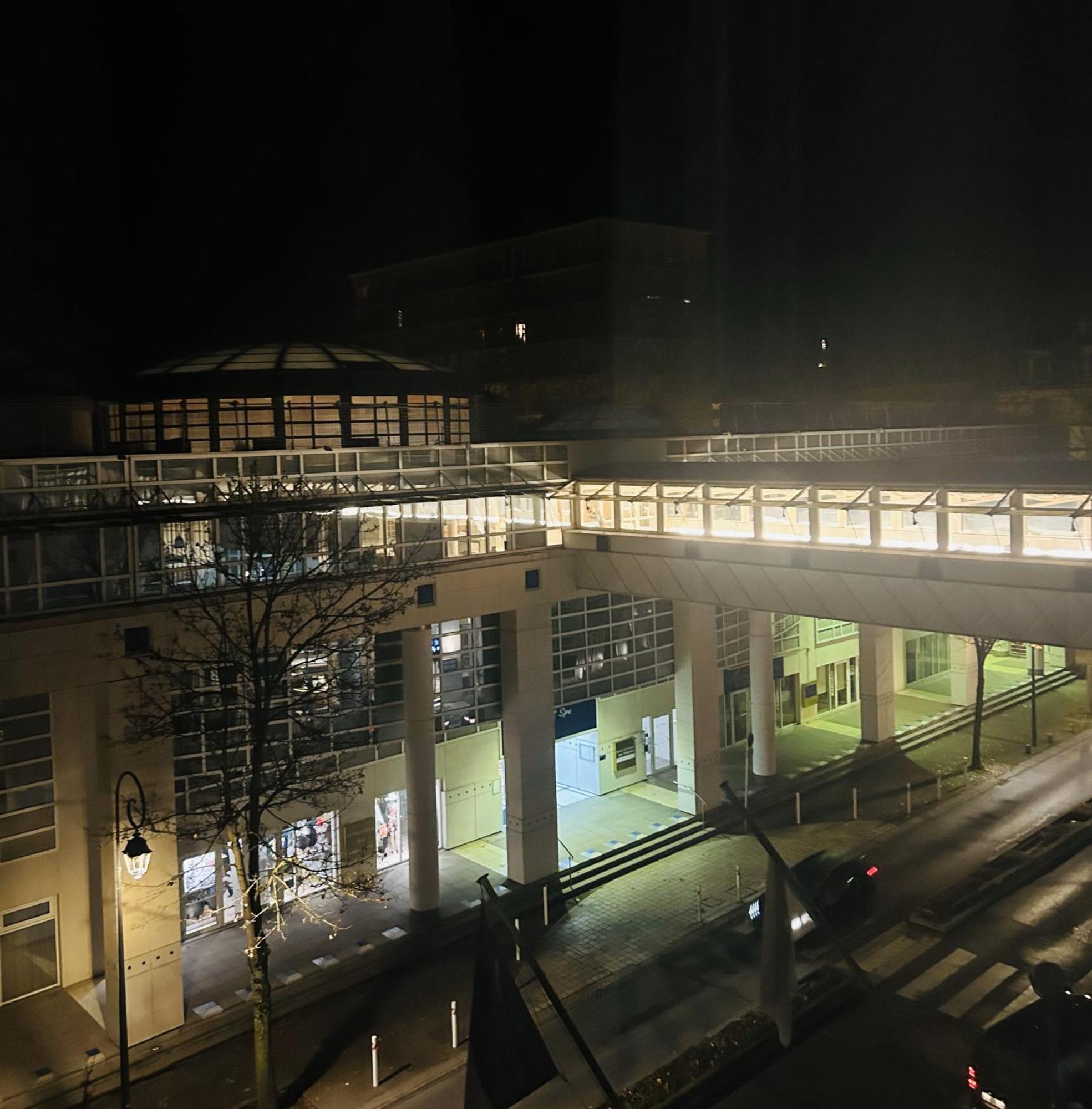 וישי Celestins Spa Thermal & Hotel By Vy Resort מראה חיצוני תמונה The station at night
