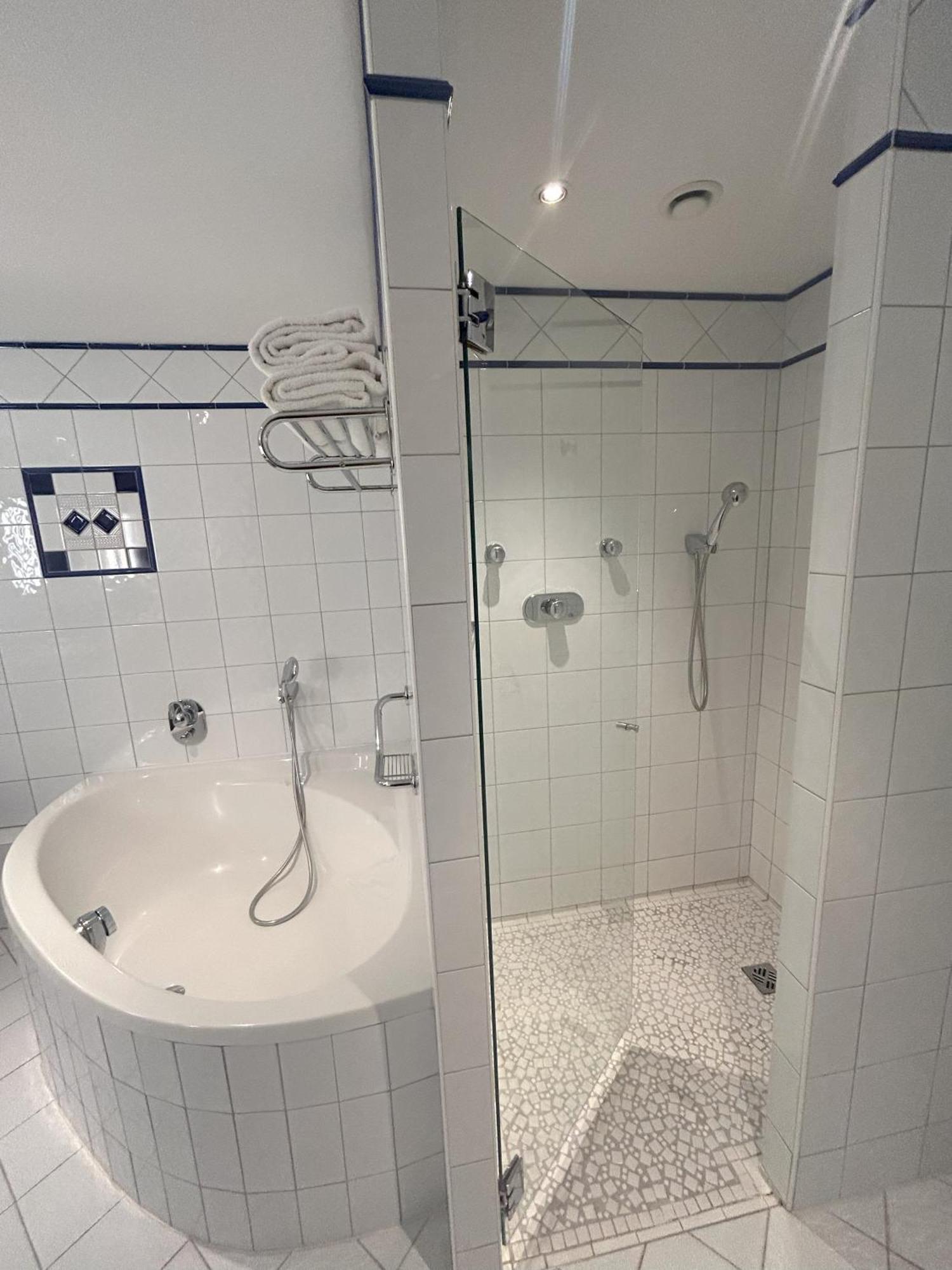 וישי Celestins Spa Thermal & Hotel By Vy Resort מראה חיצוני תמונה A shower cubicle