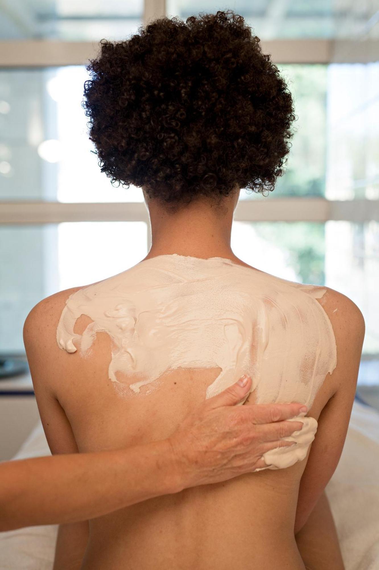 וישי Celestins Spa Thermal & Hotel By Vy Resort מראה חיצוני תמונה A woman applying a body mask