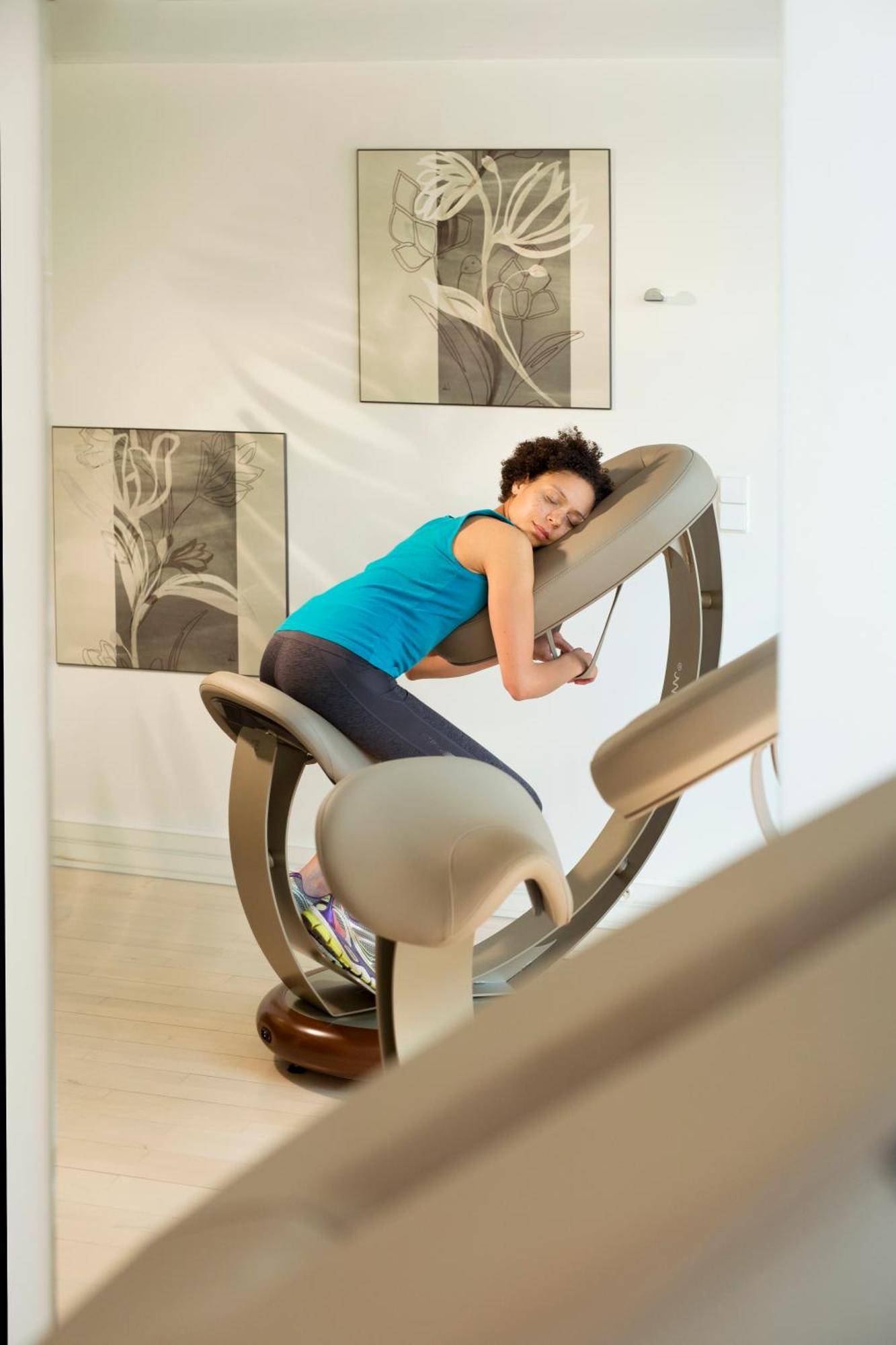 וישי Celestins Spa Thermal & Hotel By Vy Resort מראה חיצוני תמונה A woman sleeping on a ball chair