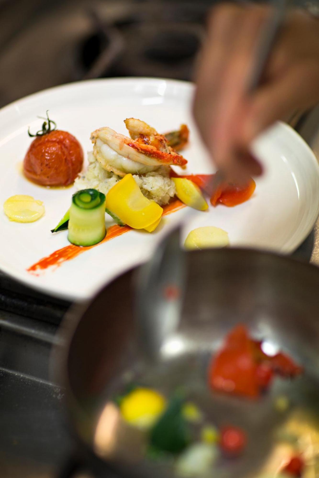 וישי Celestins Spa Thermal & Hotel By Vy Resort מראה חיצוני תמונה A chef finishing a plate