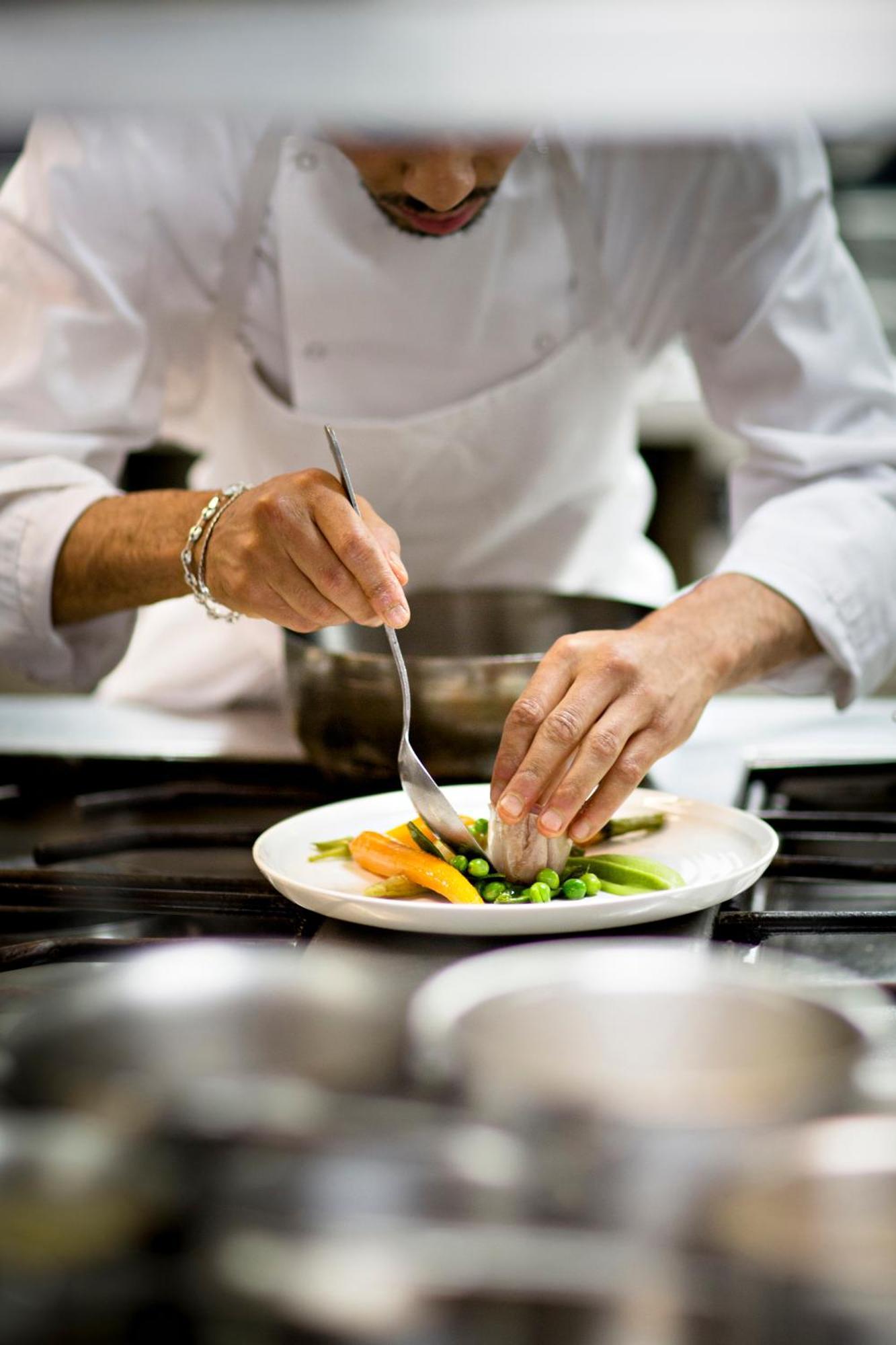 וישי Celestins Spa Thermal & Hotel By Vy Resort מראה חיצוני תמונה A chef preparing a plate of food