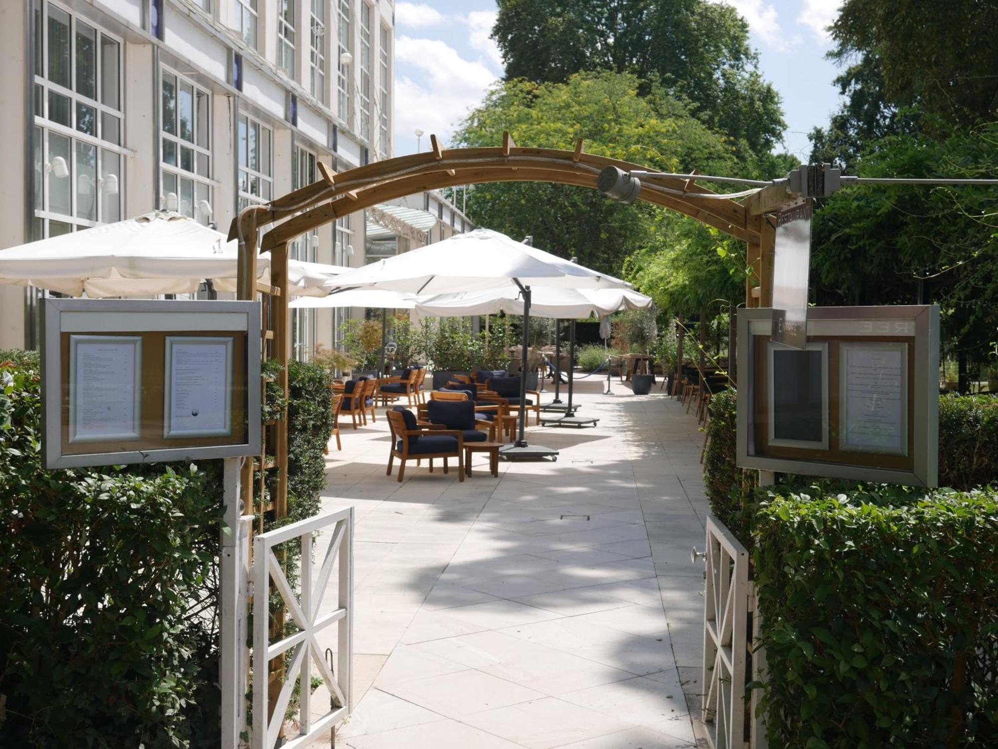 וישי Celestins Spa Thermal & Hotel By Vy Resort מראה חיצוני תמונה The courtyard at the London Business School