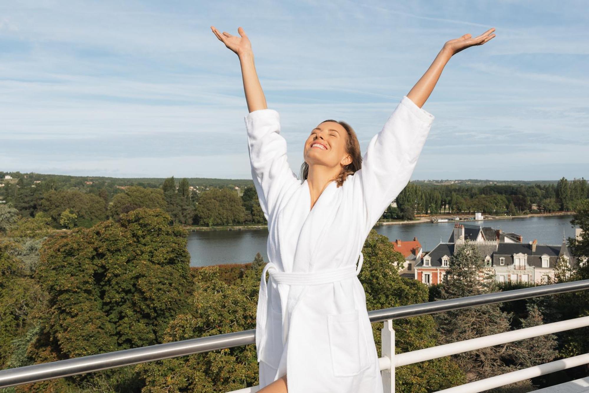 וישי Celestins Spa Thermal & Hotel By Vy Resort מראה חיצוני תמונה A woman wearing a bathrobe