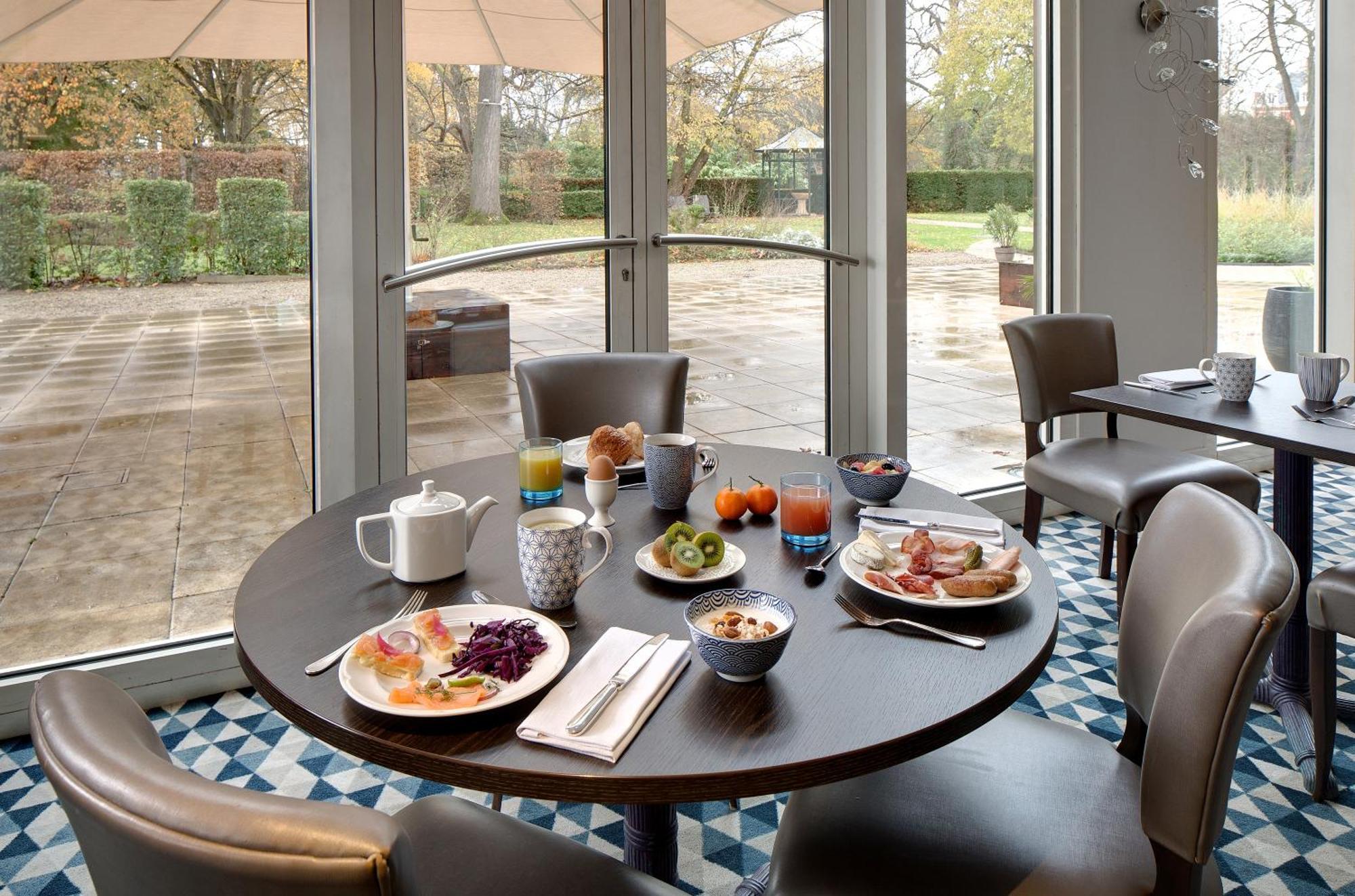 וישי Celestins Spa Thermal & Hotel By Vy Resort מראה חיצוני תמונה Breakfast at the hotel