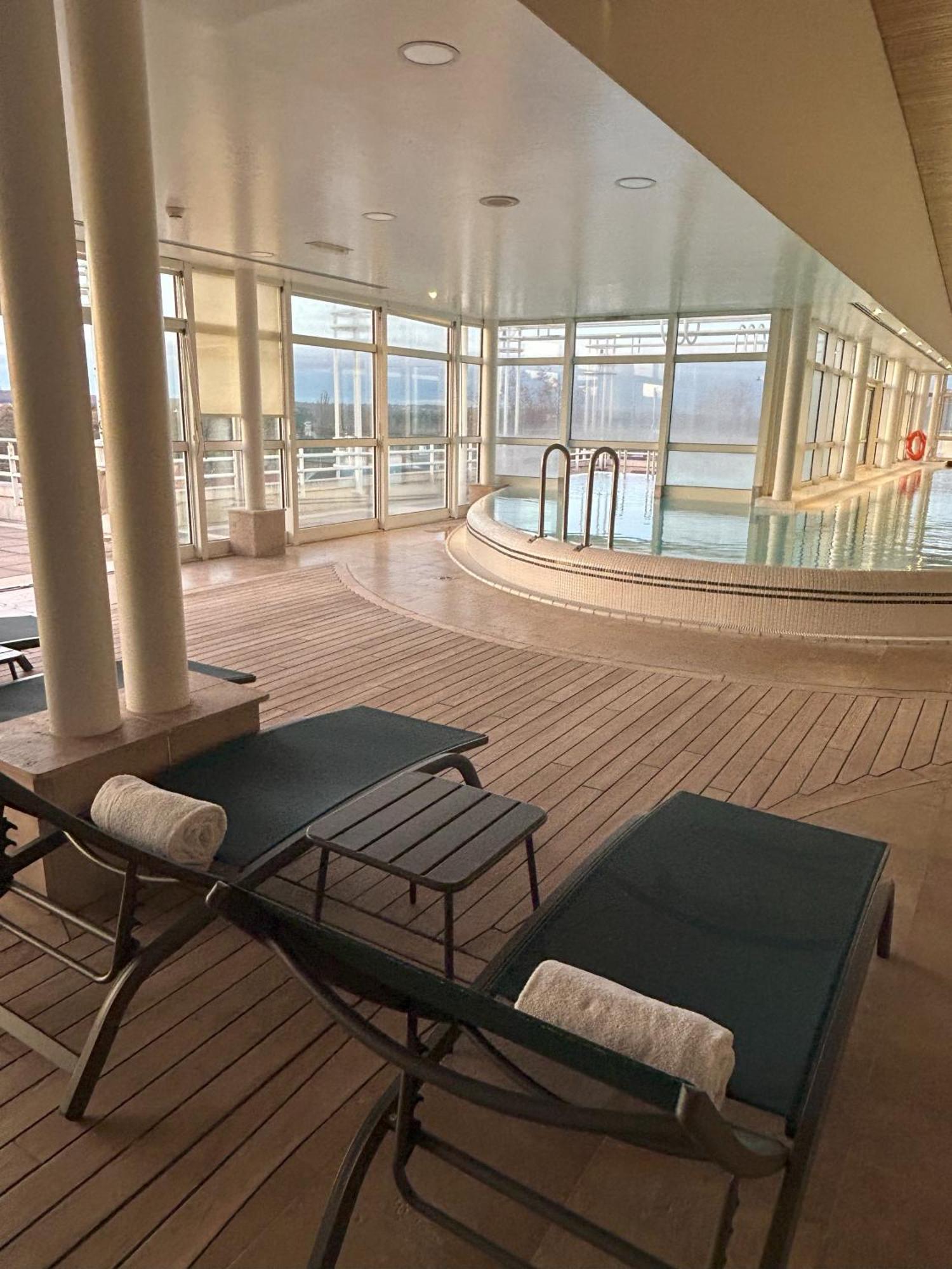 וישי Celestins Spa Thermal & Hotel By Vy Resort מראה חיצוני תמונה The swimming pool on board
