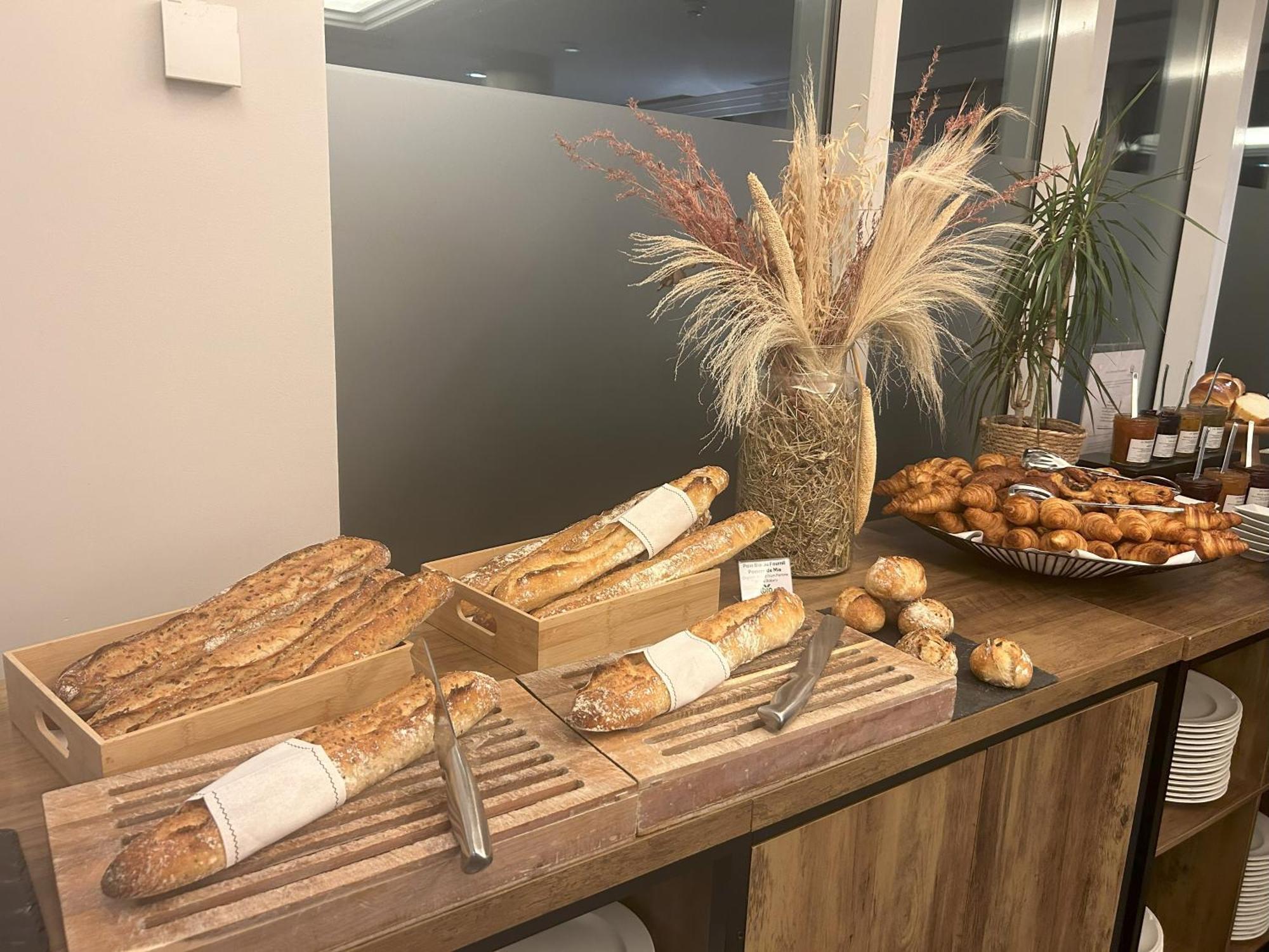 וישי Celestins Spa Thermal & Hotel By Vy Resort מראה חיצוני תמונה Bread and pastries at a buffet